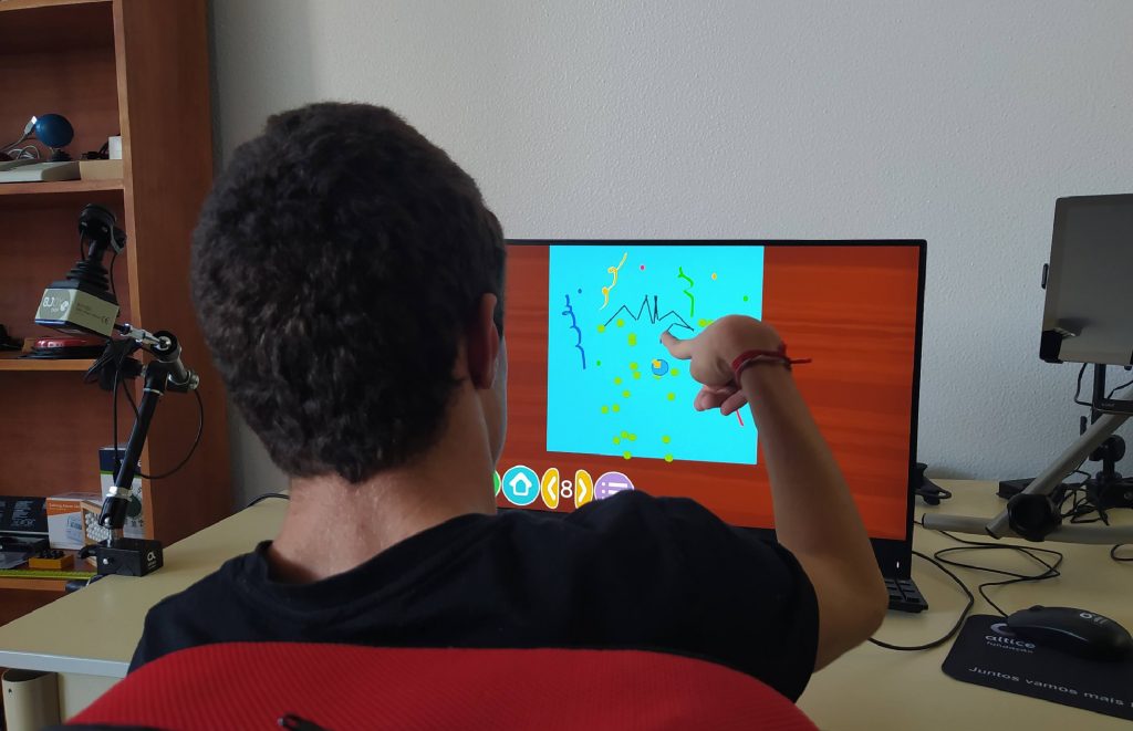 Cliente a utilizar produtos de apoio tecnológicos.